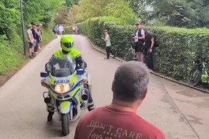 警车开路排面大啊东契奇派专车接送队友去湖边玩~