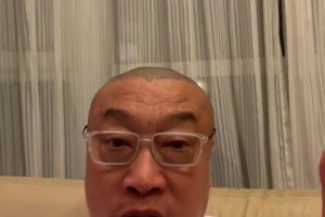 这也太能打了！这可能是我见过球技最好的女老师之了！